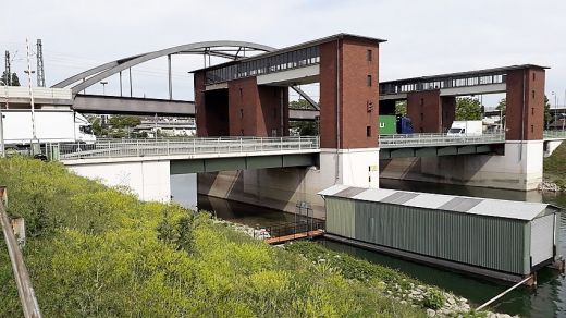 Mannheimer Hafen: Eine der zahlreichen Schleusenanlagen