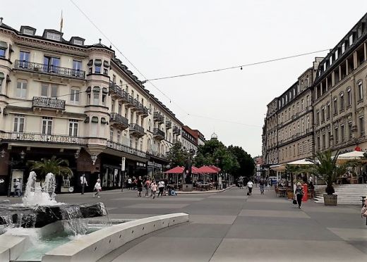 Eingang zur Fußgängerzone in der Mittagszeit