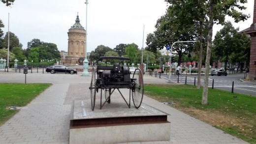 Augusta-Anlage vom Benz-Denkmal zum Wasserturm morgens um 10.35 Uhr