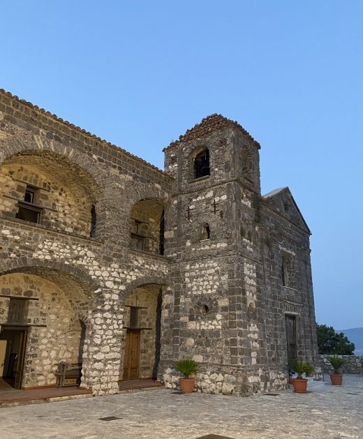 Das kleine Gebäude ist aus freiliegendem Tuffstein, mit einer Giebelfassade, eingerahmt von toskanischen Pilastern; links der schlichte quadratische Glockenturm, gekrönt von einer Stufenkuppel